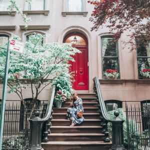 The most instagrammable places in New York. Carrie Bradshaw neighbourhood sex in the city. Pretty brownstone houses of Greenwich Village, New York.