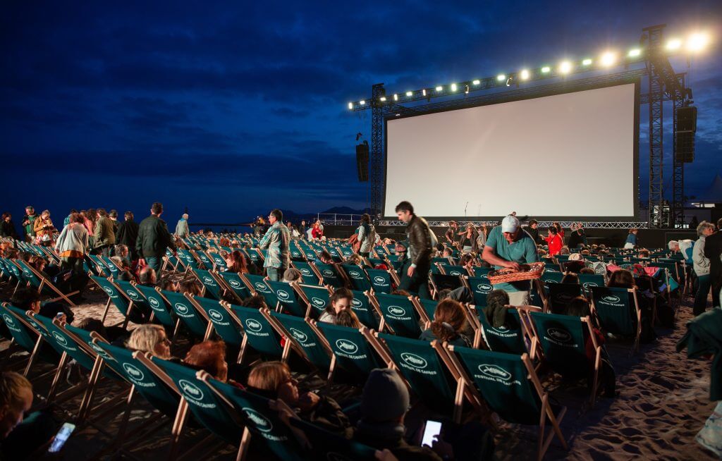 Watch a movie under the stars in New York. Read more on www.allaboutrosalilla.com