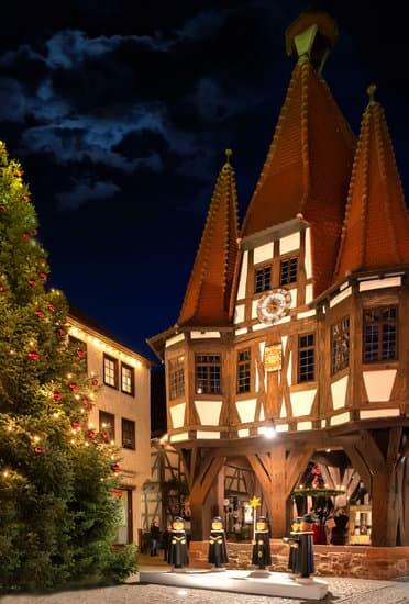 Christmas Market with town hall and christmas tree in the old town of Michelstadt, Odenwald, GermanyMarket in Michelstadt, Odenwald, Germany