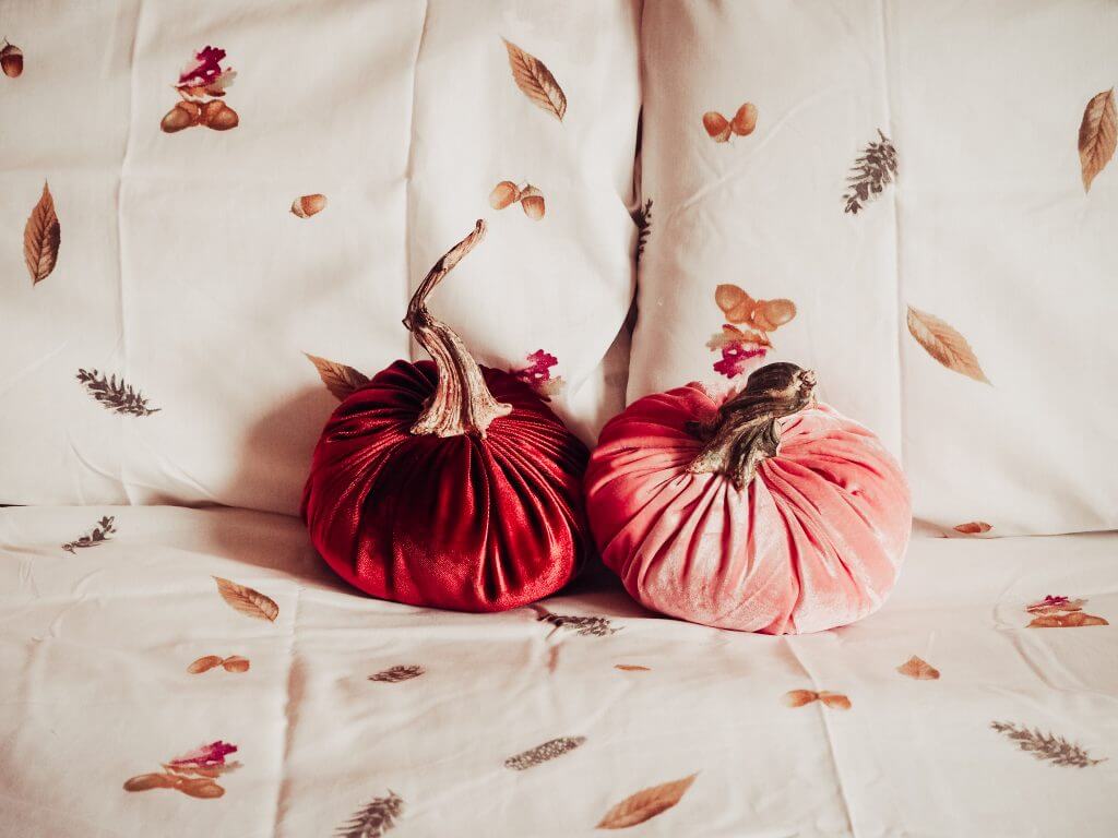Fall bed linen and velvet pumpkins for Autumn