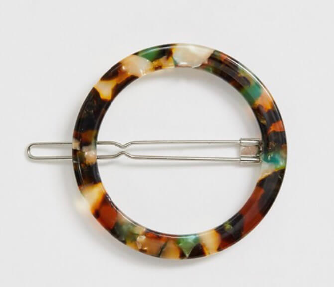 Tortoise shell hair clip. Ten of the best hair accessories online. Read more on www.allaboutrosalilla.com
