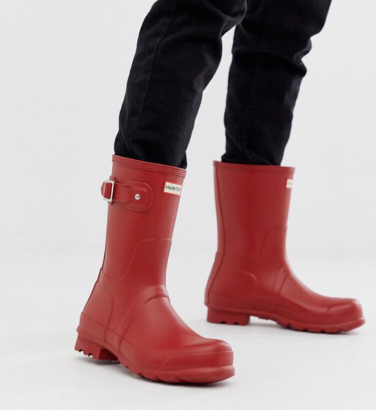 Hunter original short wellies in red to complete your festival look. Read more on www.allaboutrosalilla.com