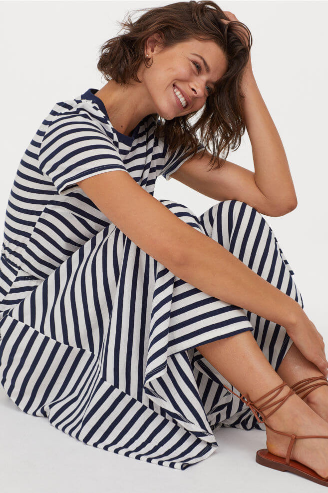 What to pack for the Cotswolds. Navy stripe dress by H&M. Read more on www.allaboutrosalilla.com