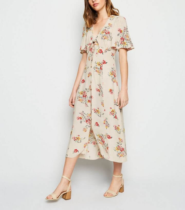 Off White Floral Tie Button Up Midi Dress. What to pack for the Cotswolds. Read more on www.allaboutrosalilla.com