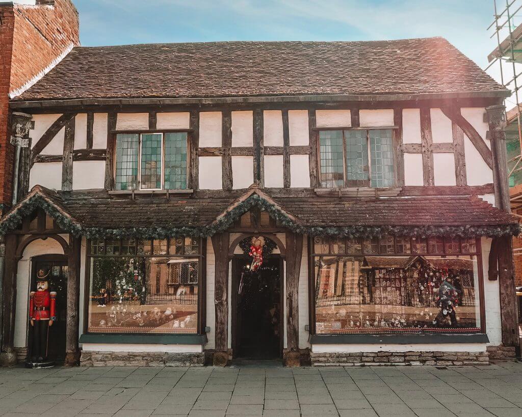 Tudor Architecture in Stratford upon Avon. Read more on www.allaboutrosalilla.com