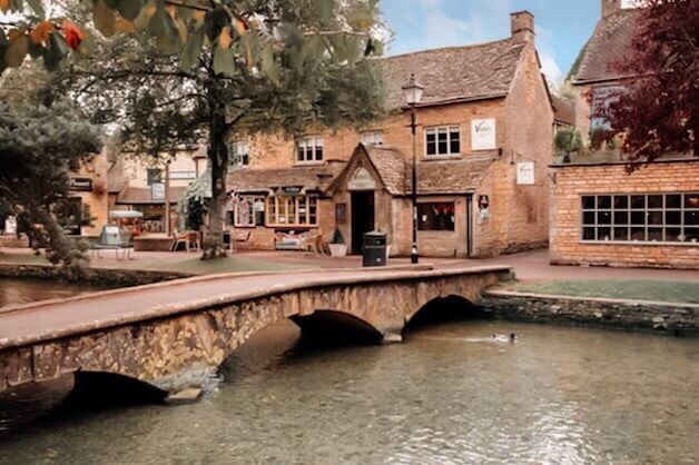 One of the prettiest villages in the Cotswolds is Bourton on the Water. Read more on www.allaboutrosalilla.com