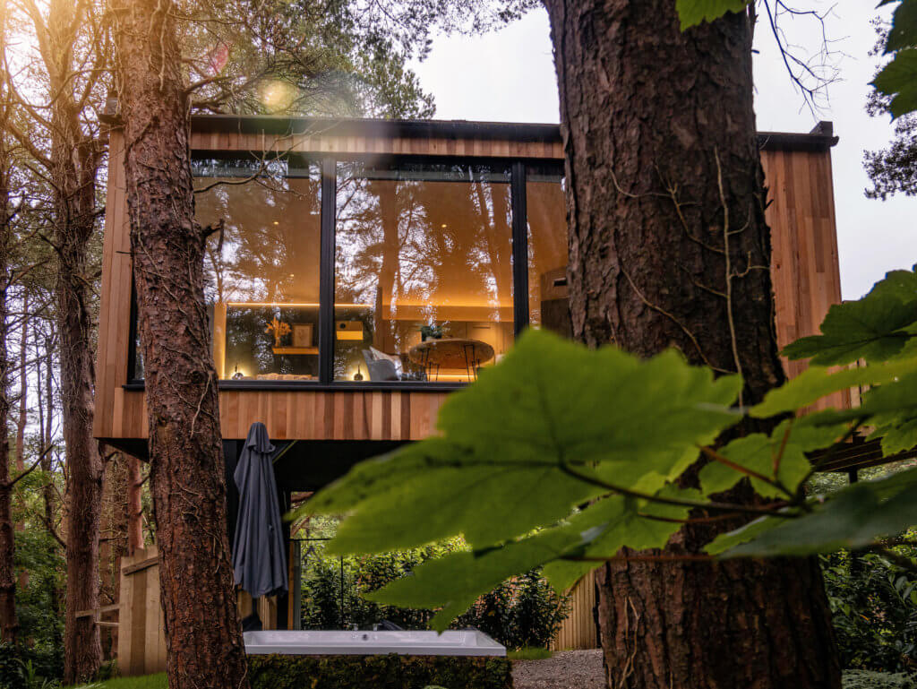 Romantic treehouse in Ireland with its own outdoor hot tub