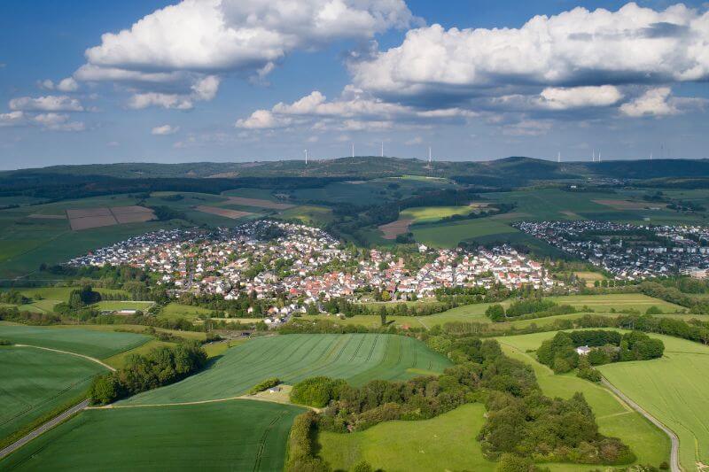 Hiking trail in Odenwald with panoramic views of Michelstadt.