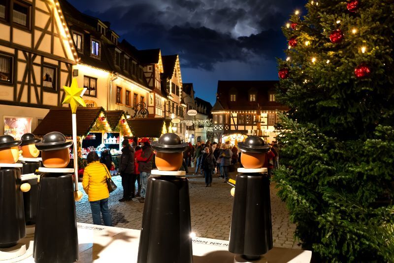A bustling scene of the Christmas market in Michelstadt with visitors enjoying the holiday atmosphere.