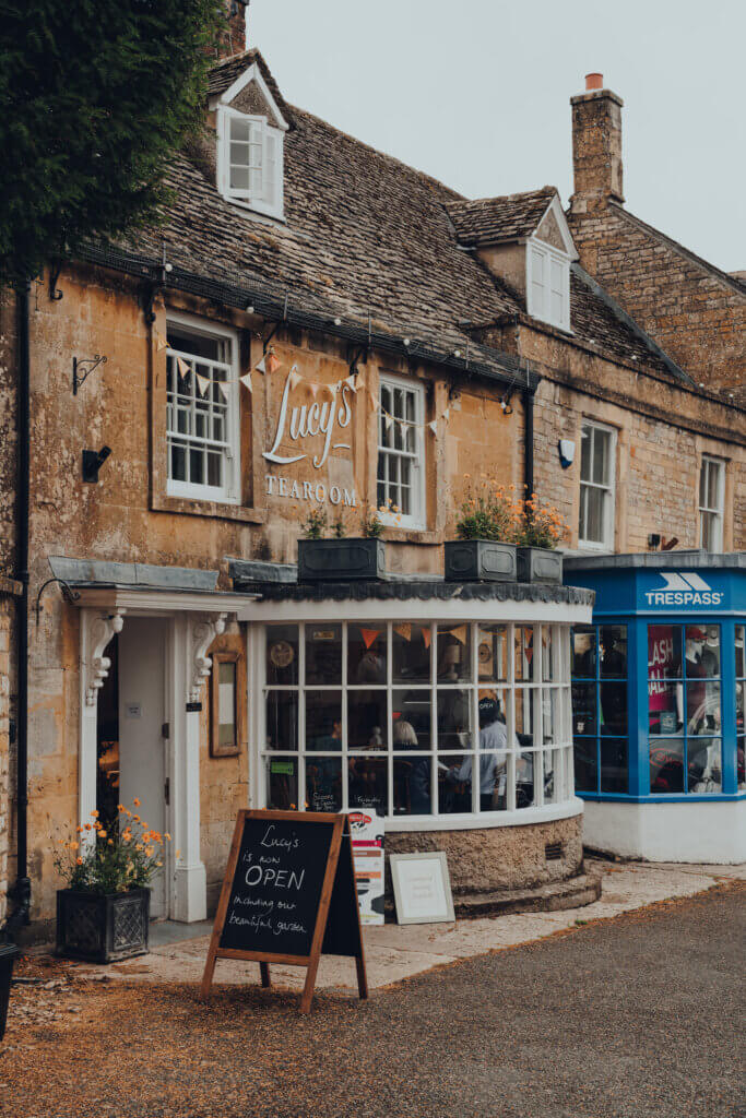 Stow-on-the-Wold, UK: Exterior of Lucys Tearooms in Stow-on-the-Wold, a market town in Cotswolds, UK, build on Roman Fosse Way.