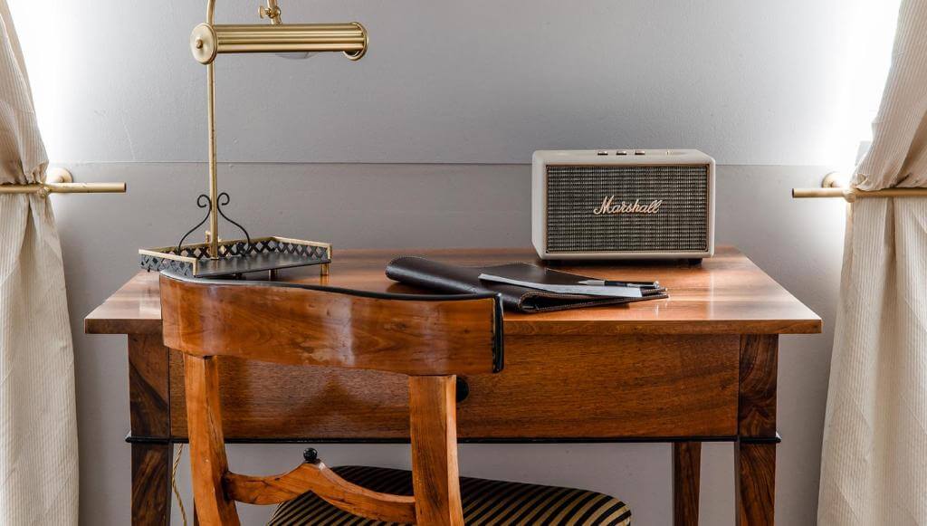 Wooden desk with a Marshall radio in the bedroom of Hotel Gerbermühle boutique hotel