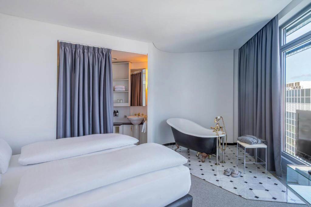 Modern and spacious room  with claw foot bath at INNSiDE by Meliá Frankfurt Ostend