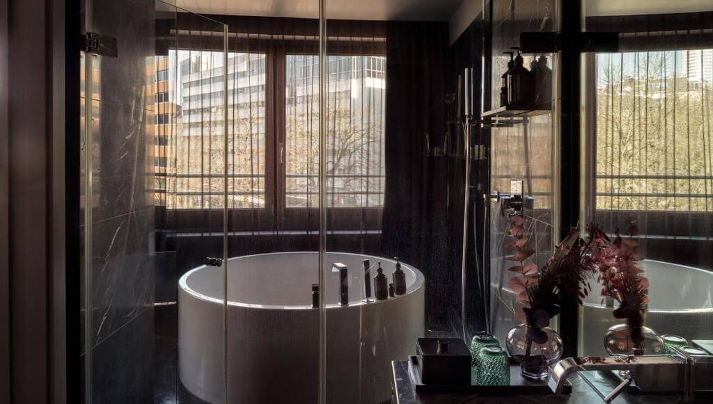 Elegant circular bath in the bathroom of Roomers Hotel, a luxury boutique hotel in Frankfurt