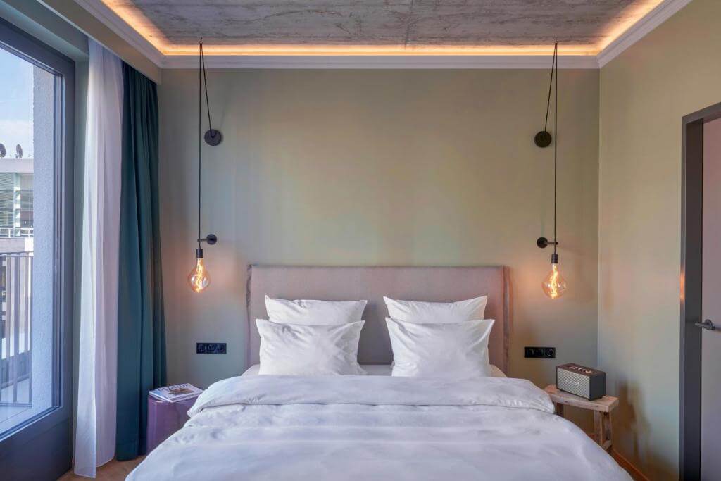 Industrial style and modern decor in a bedroom at Gekko House Frankfurt