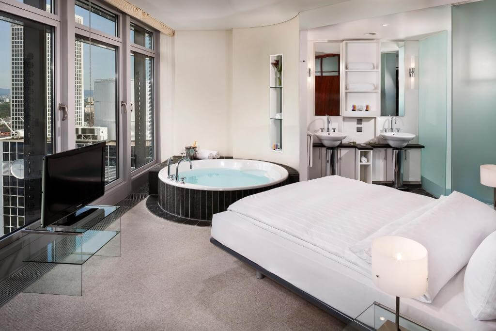 Modern and spacious room with circular jacuzzi at INNSiDE by Meliá Frankfurt Ostend